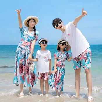 Летняя одежда для семьи, Пляжные платья с цветочным рисунком для мамы и дочки, Хлопковая футболка и шорты для папы и сына, Одежда для пары, Отдых на море